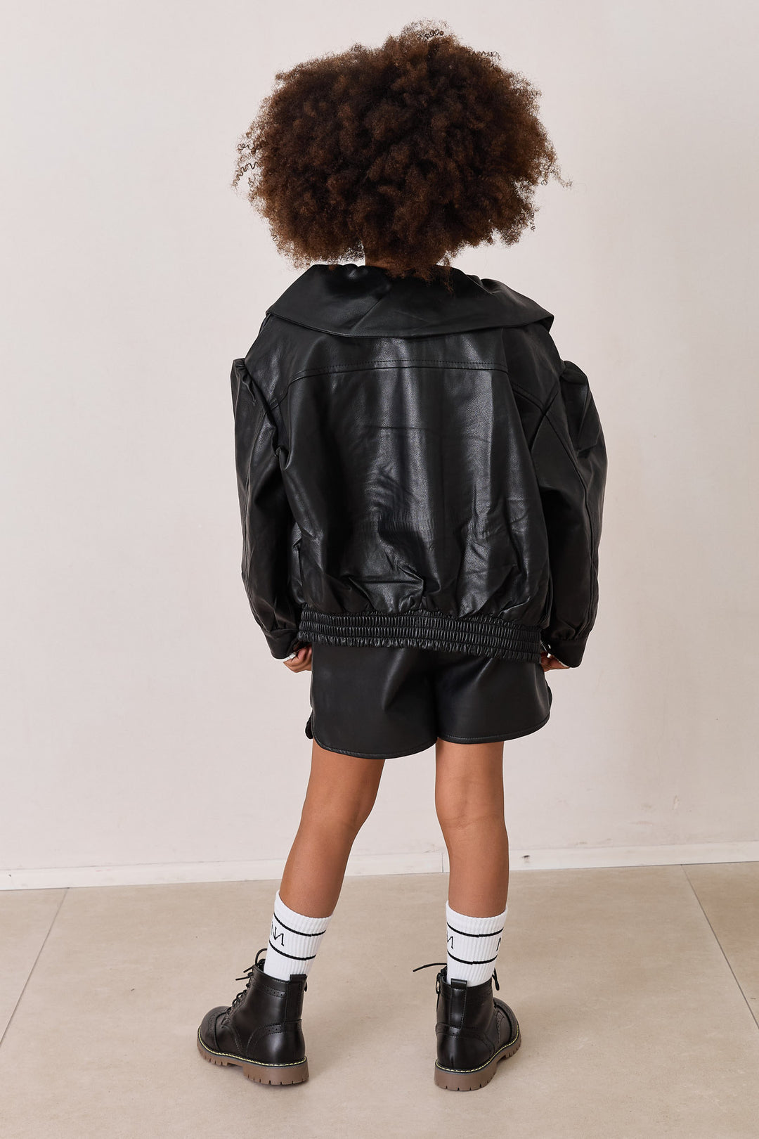 ג'קט דמוי עור אוברסייז עם צווארון מלמלה | שחור