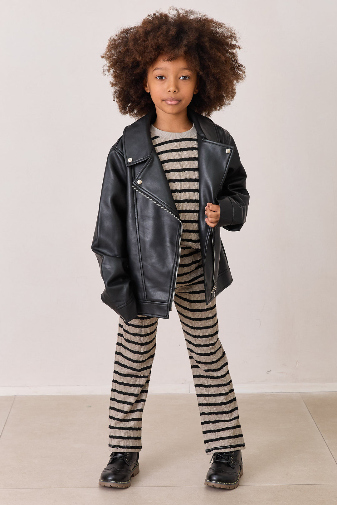 חליפת פסים טי שירט ומכנסיים | חום/שחור