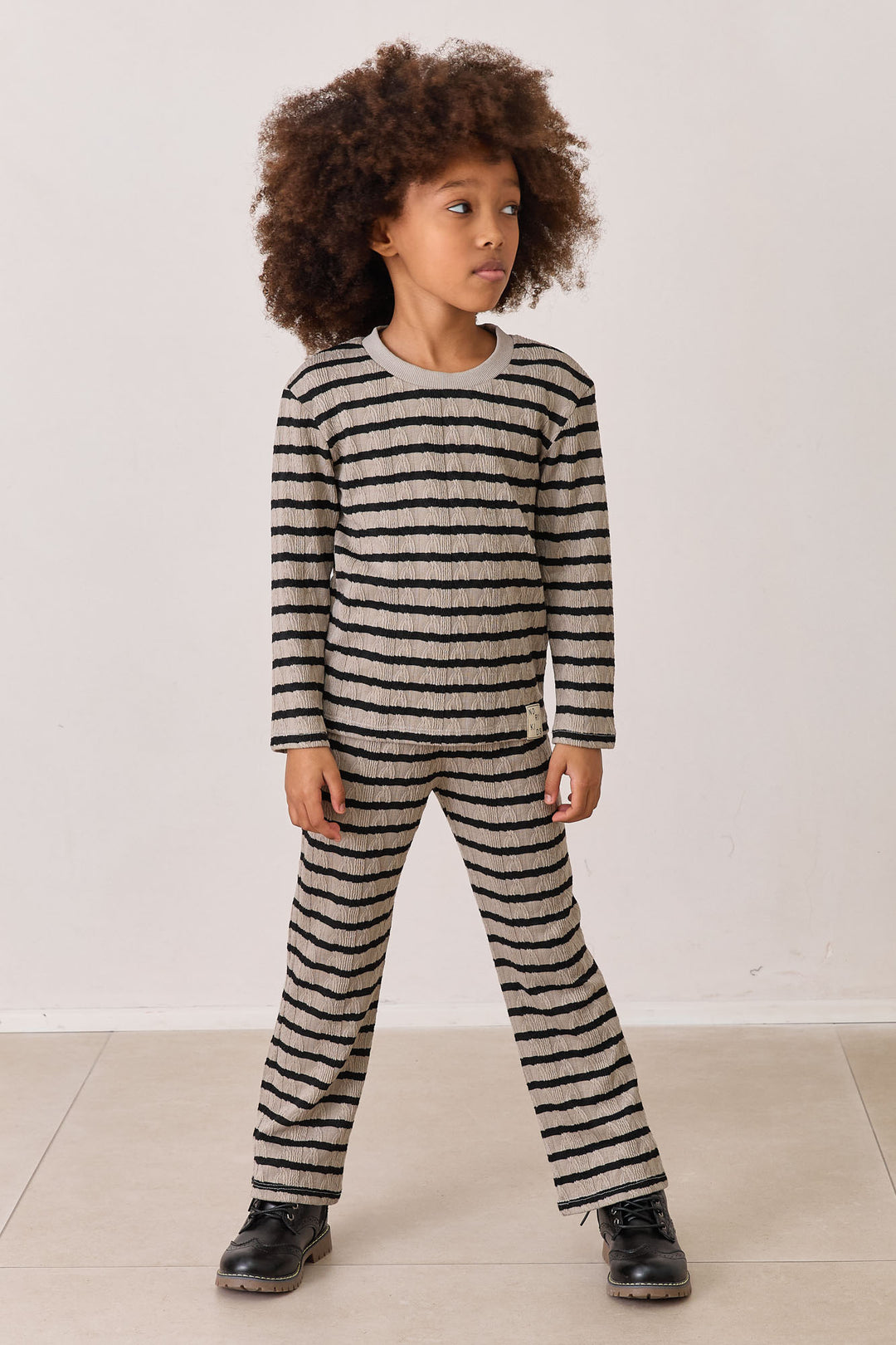 חליפת פסים טי שירט ומכנסיים | חום/שחור