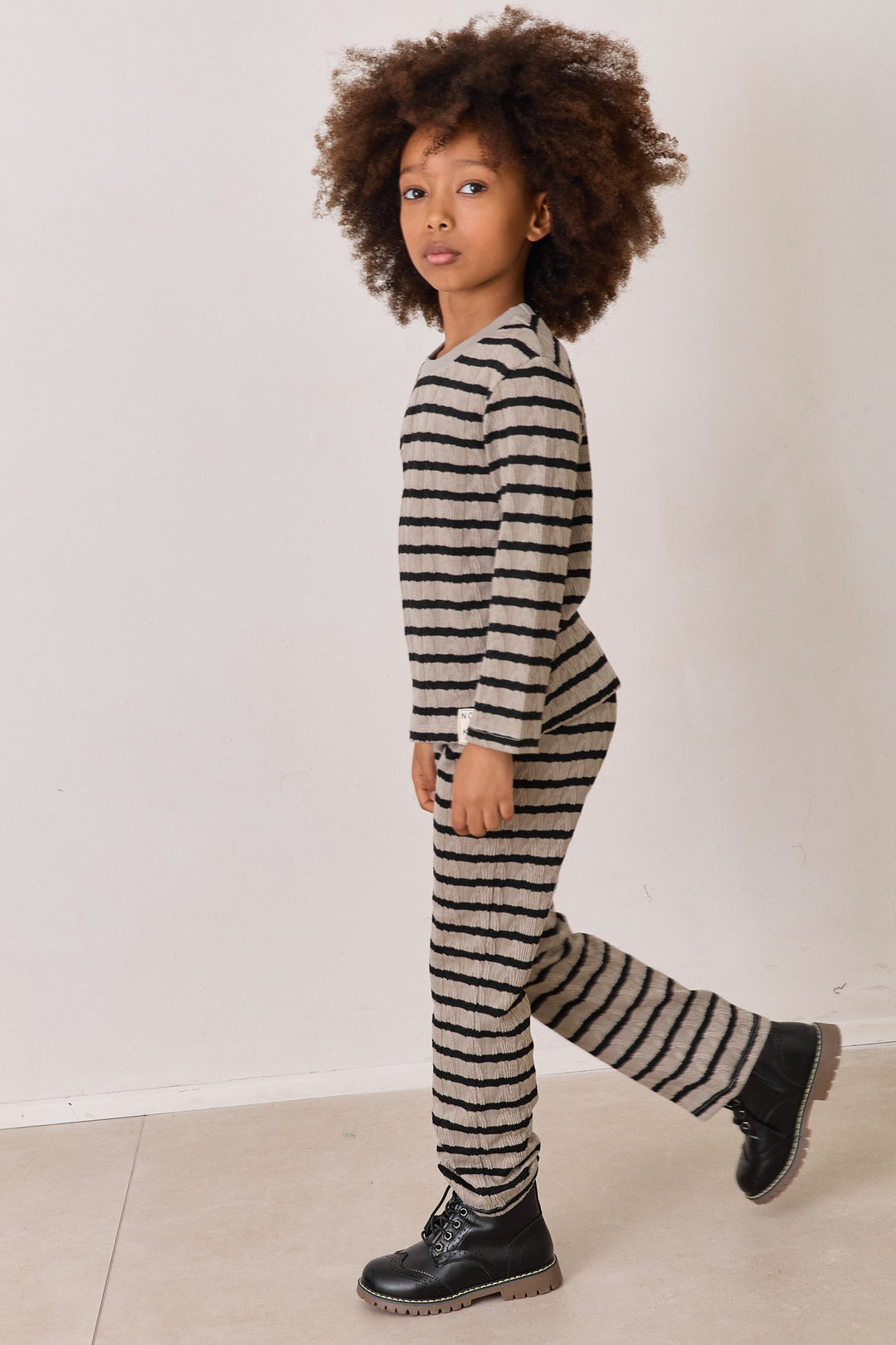 חליפת פסים טי שירט ומכנסיים | חום/שחור