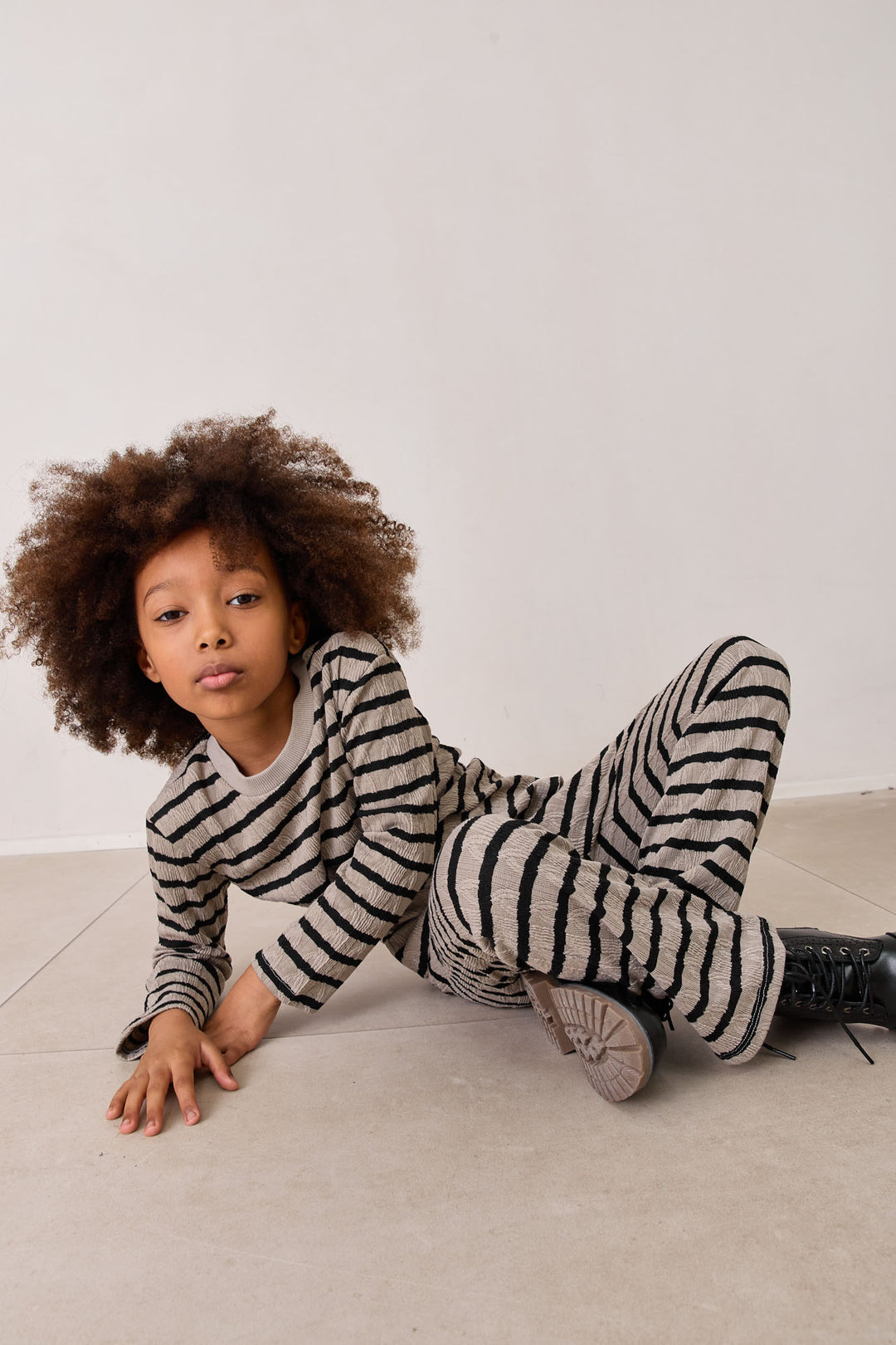 חליפת פסים טי שירט ומכנסיים | חום/שחור