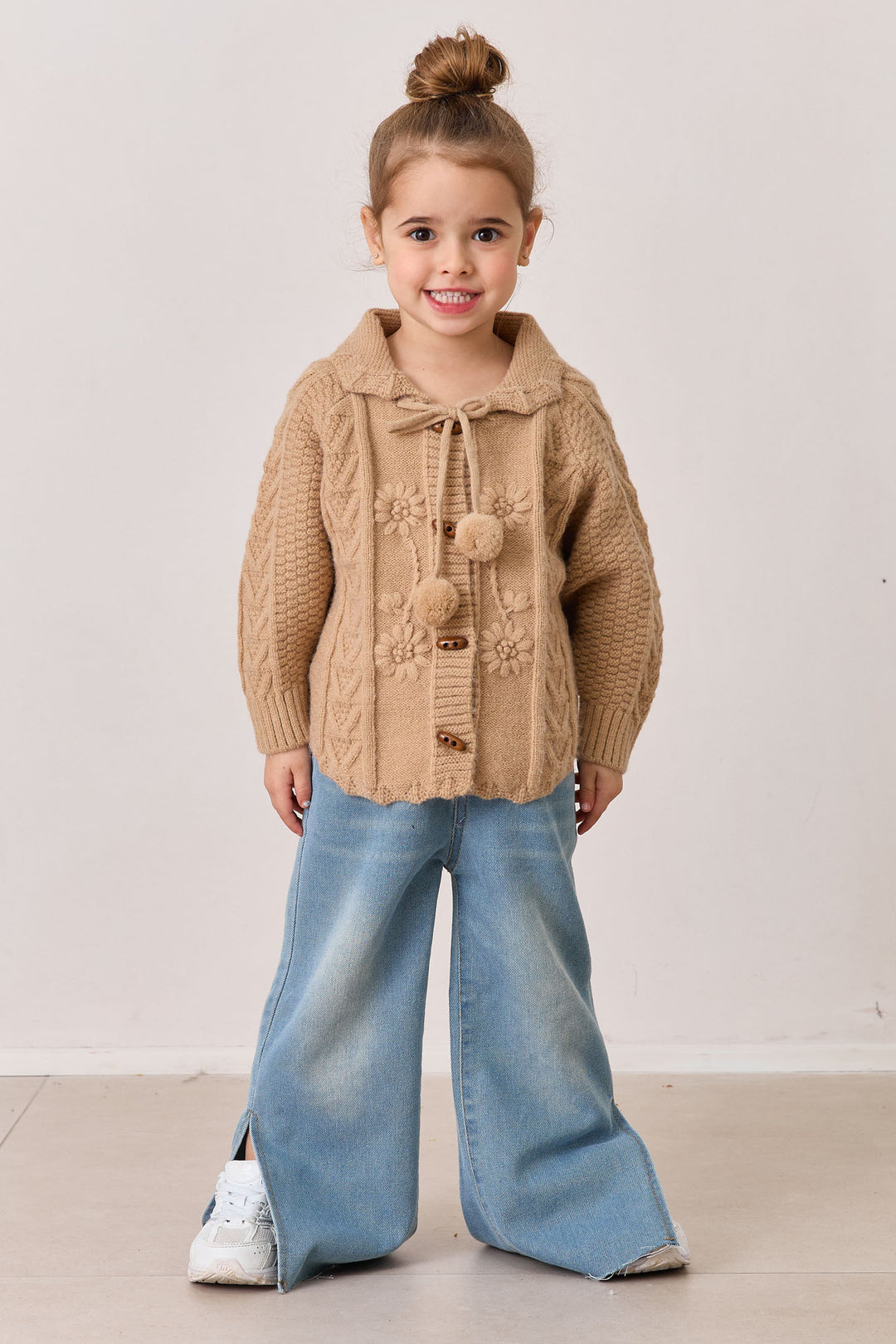 מכנסי דנים גומי במותן וסיומת שסע | ג'ינס בהיר