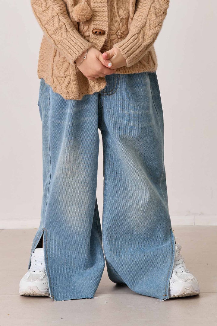 מכנסי דנים גומי במותן וסיומת שסע | ג'ינס בהיר