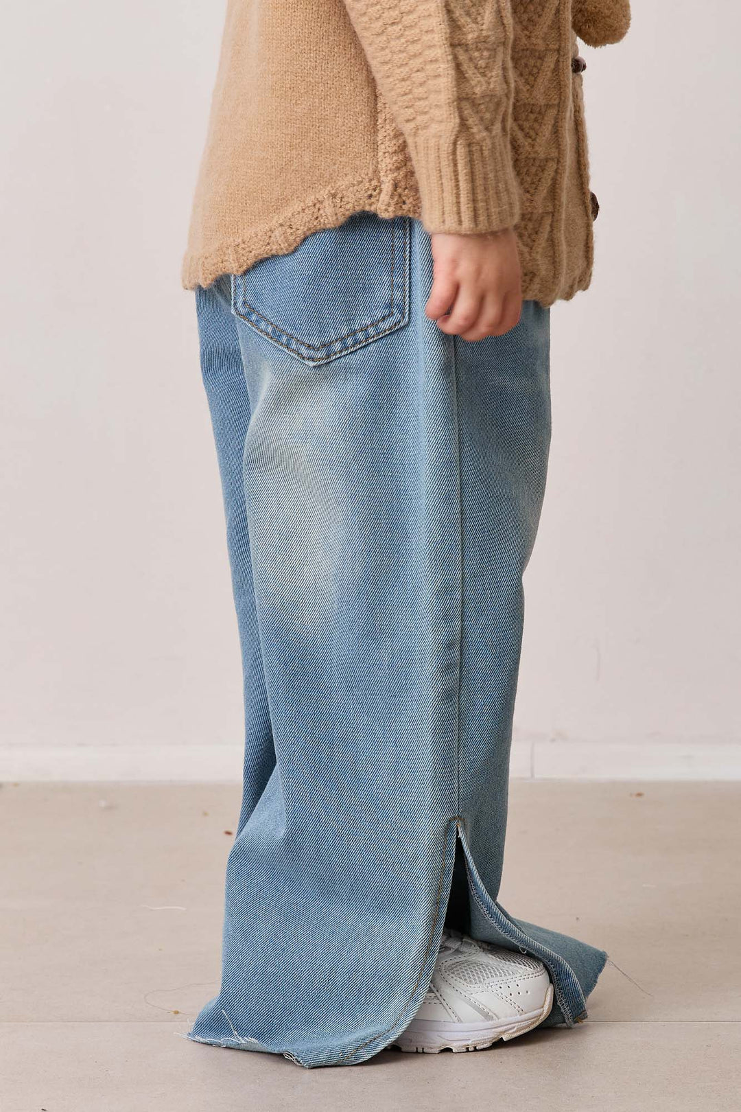 מכנסי דנים גומי במותן וסיומת שסע | ג'ינס בהיר