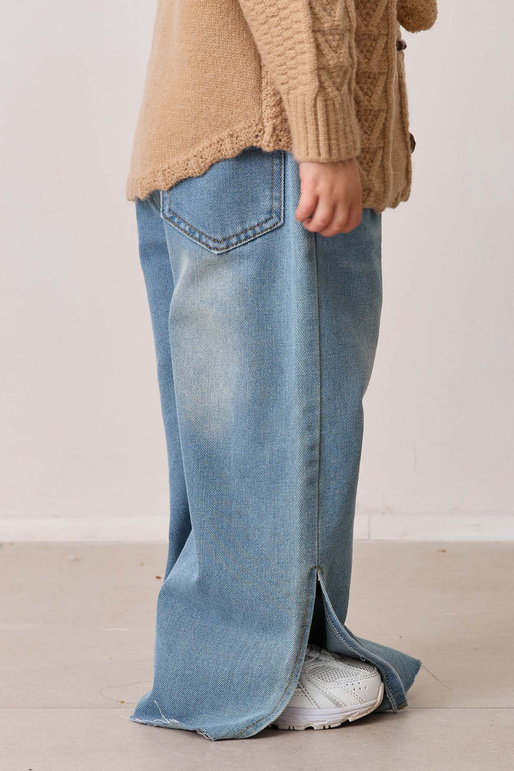 מכנסי דנים גומי במותן וסיומת שסע | ג'ינס בהיר