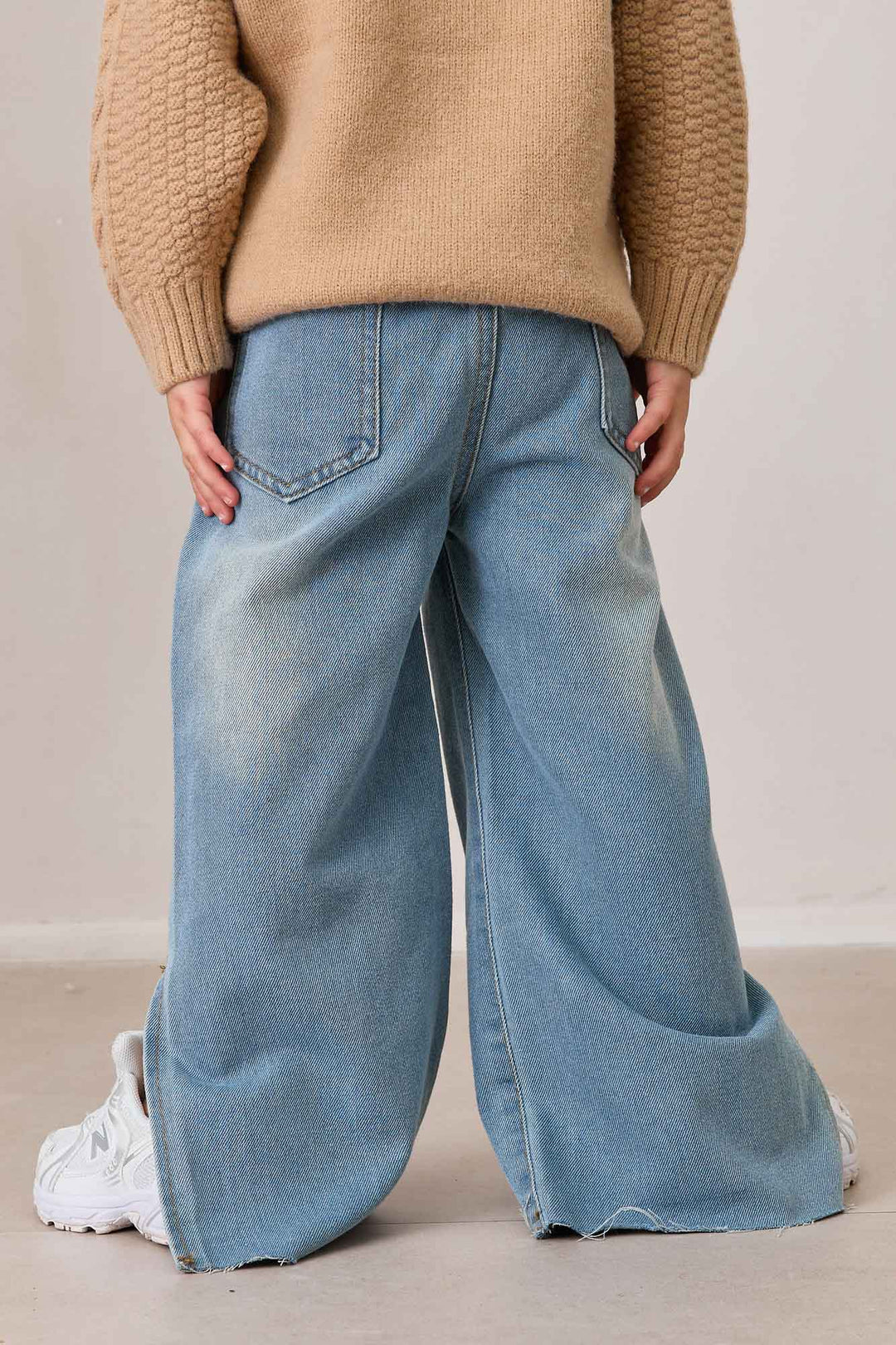 מכנסי דנים גומי במותן וסיומת שסע | ג'ינס בהיר