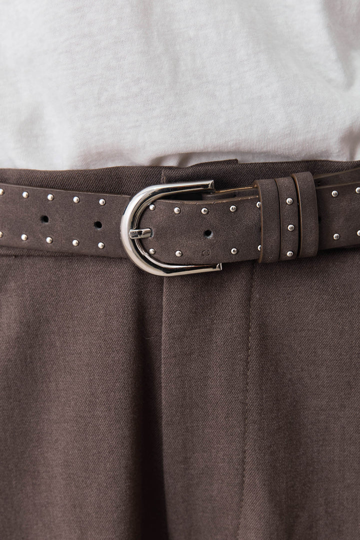 חגורת זמש ניקולס ניטים כסופים | חום כהה