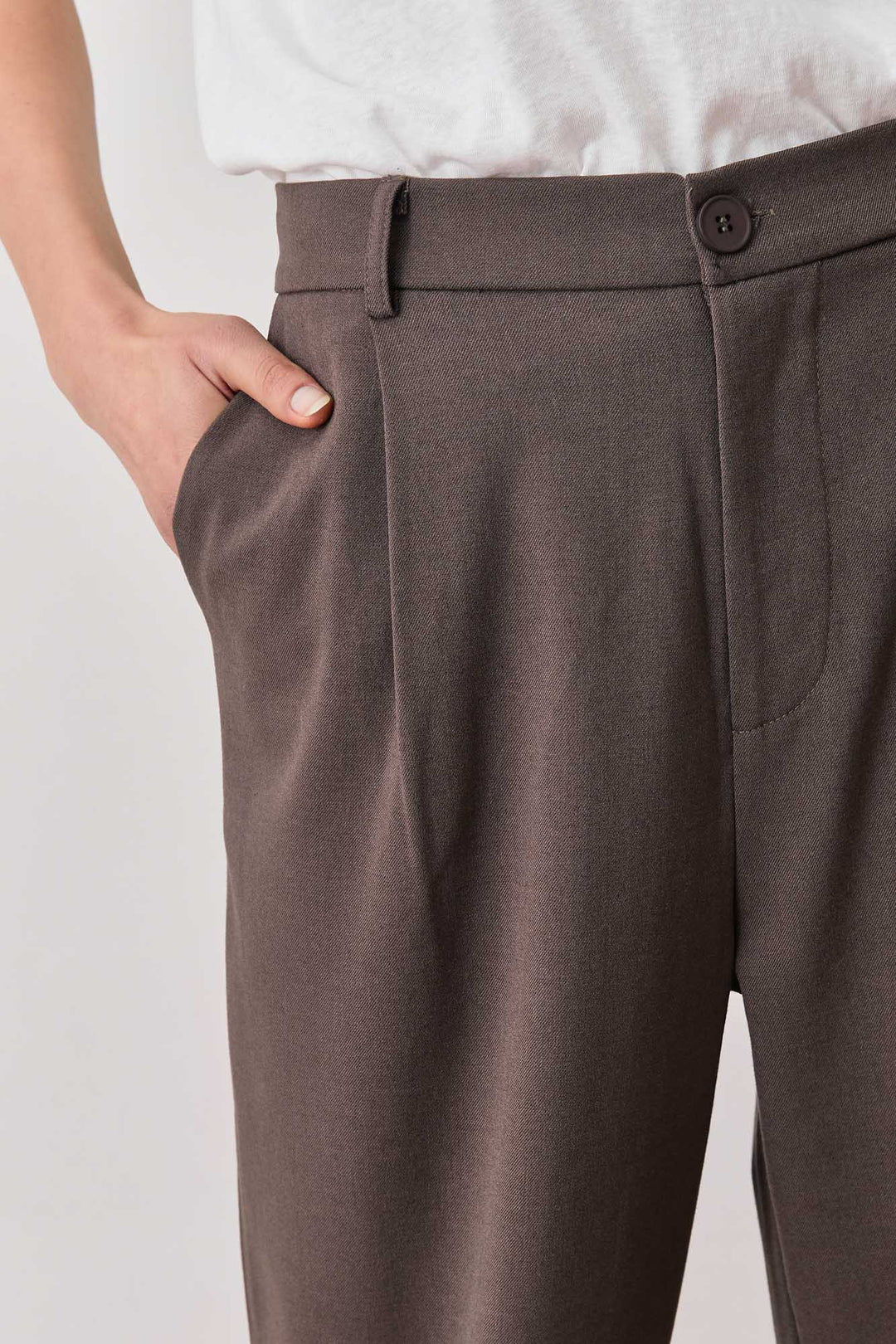 מכנסיים מחויטים אנאיס גזרה ישרה | חום כהה