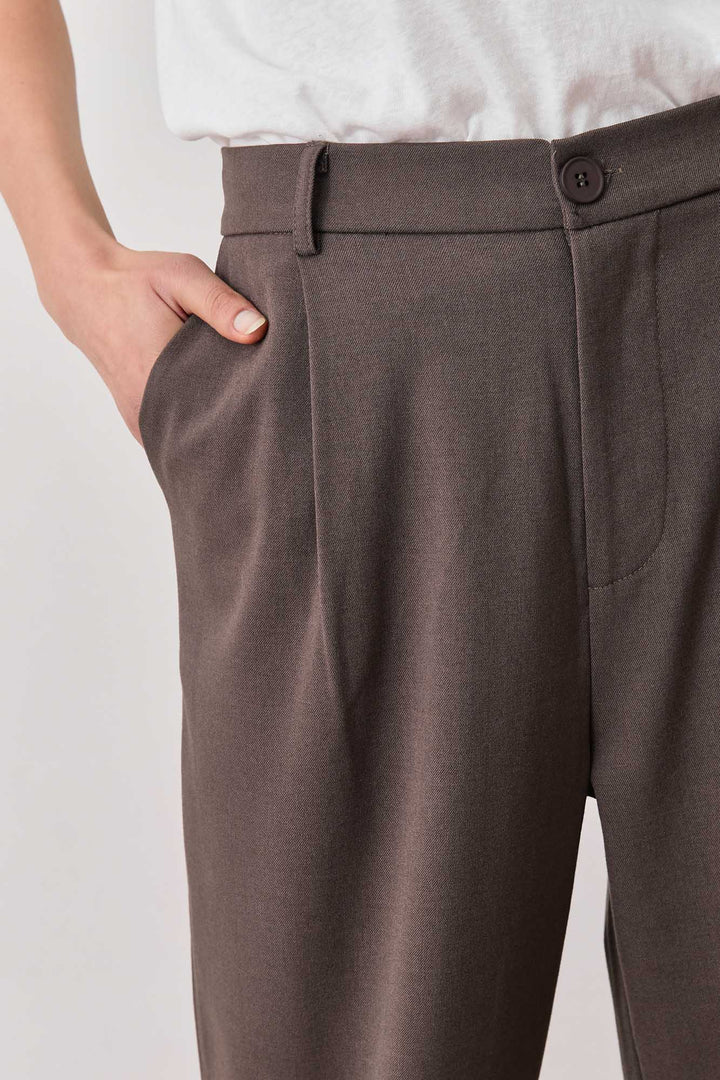 מכנסיים מחויטים אנאיס גזרה ישרה | חום כהה