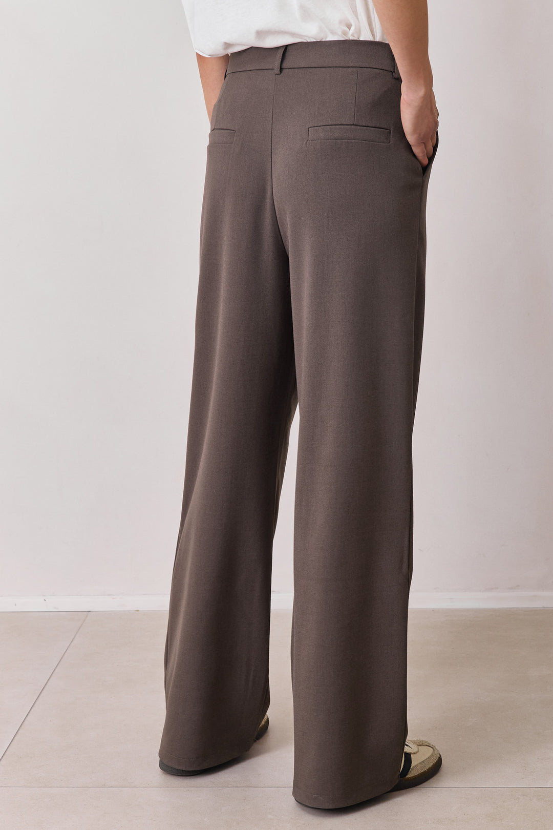 מכנסיים מחויטים אנאיס גזרה ישרה | חום כהה