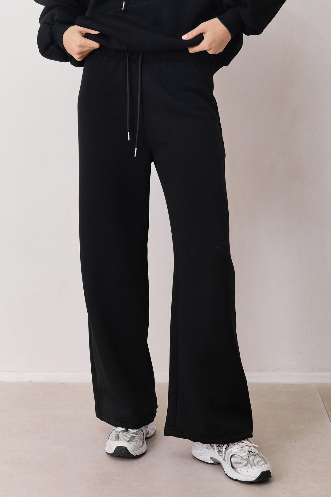 מכנסי פוטר סאם גזרה רחבה | שחור