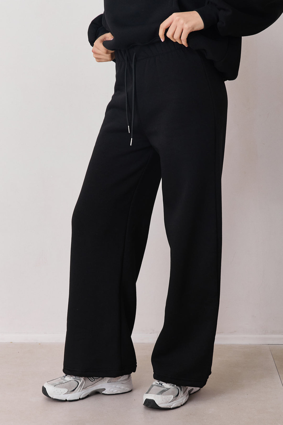 מכנסי פוטר סאם גזרה רחבה | שחור