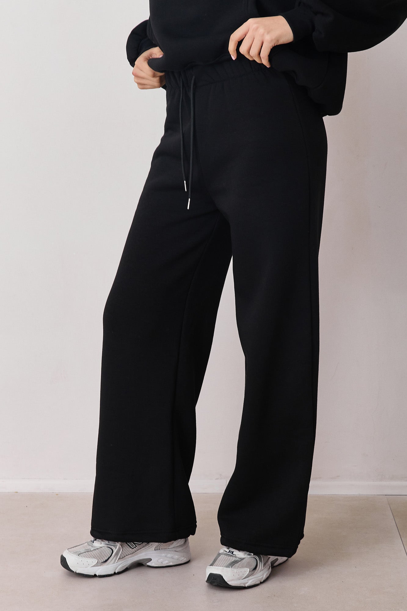 מכנסי פוטר סאם גזרה רחבה | שחור