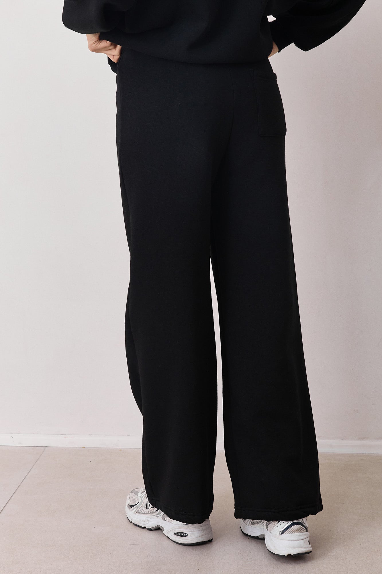 מכנסי פוטר סאם גזרה רחבה | שחור