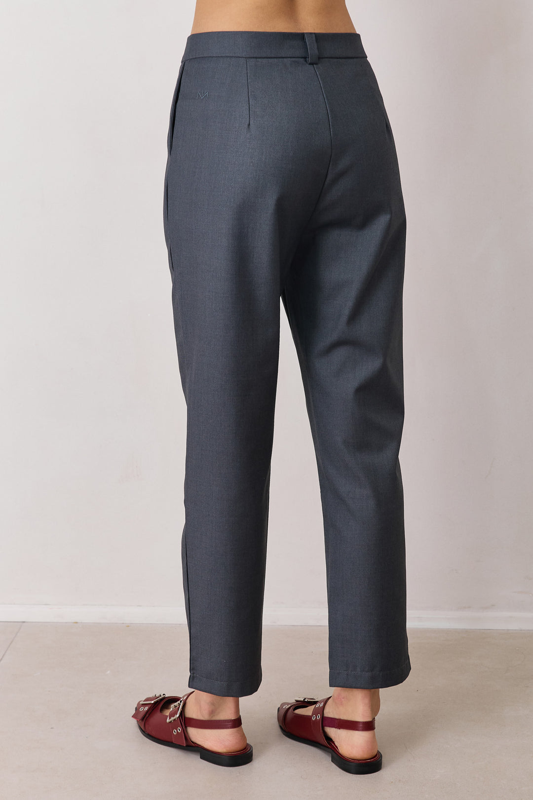 מכנסי לוסי מחויטים אורך קרסול | אפור כהה