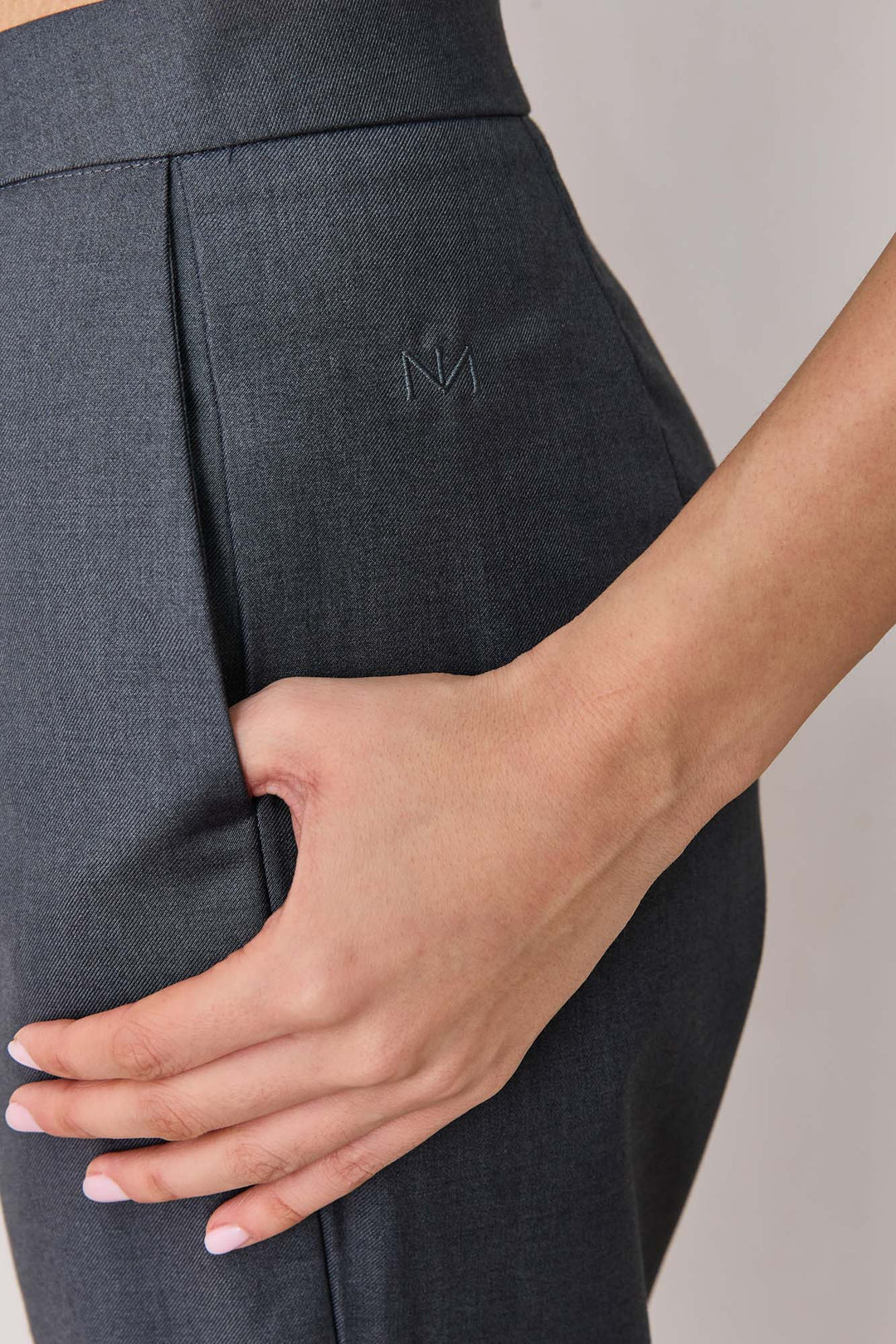 מכנסי לוסי מחויטים אורך קרסול | אפור כהה