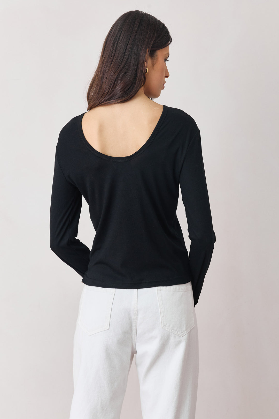חולצת בייסיק פיי מחשוף גב | שחור
