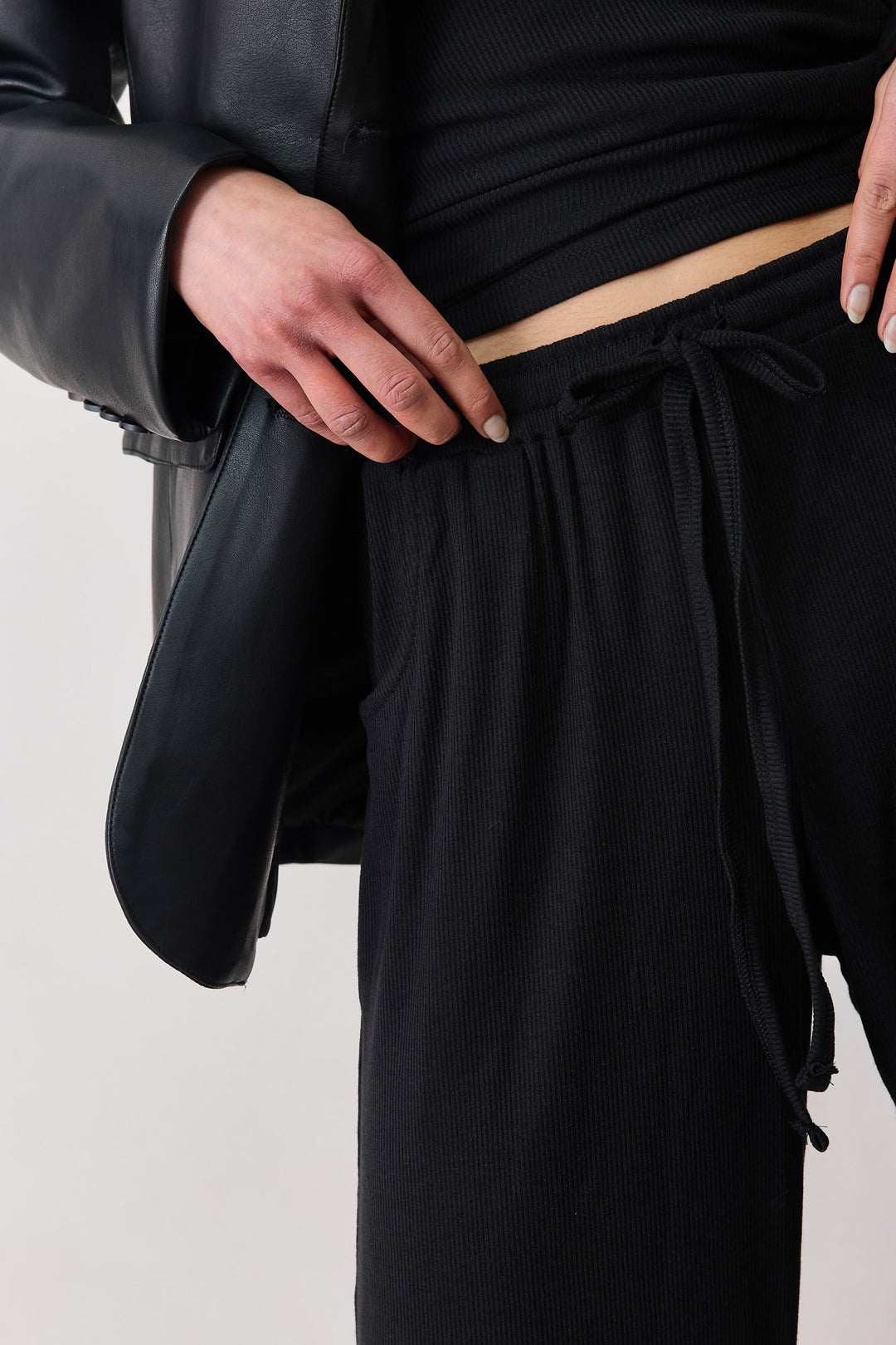 מכנסי ריב מייקי גזרה ישרה | שחור