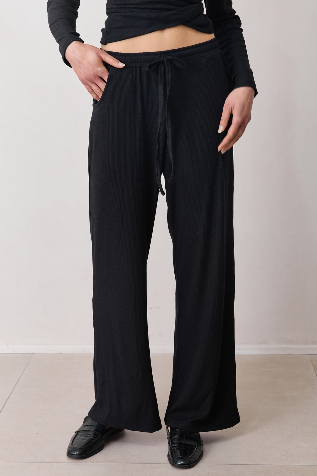 מכנסי ריב מייקי גזרה ישרה | שחור