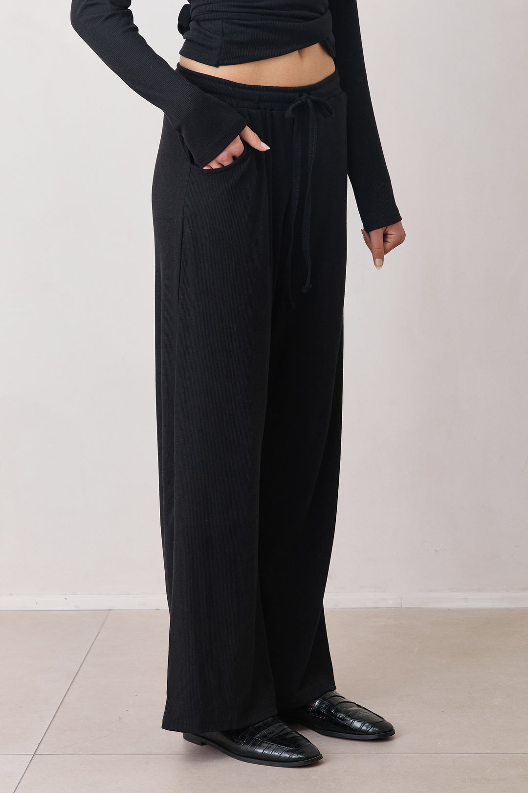 מכנסי ריב מייקי גזרה ישרה | שחור