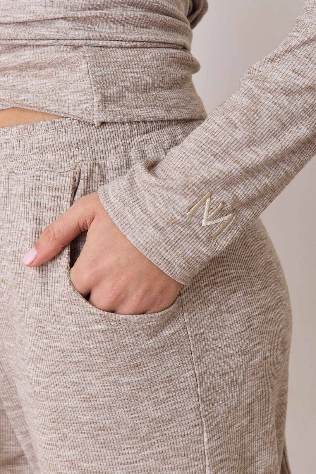 מכנסי ריב מייקי גזרה ישרה | מוקה