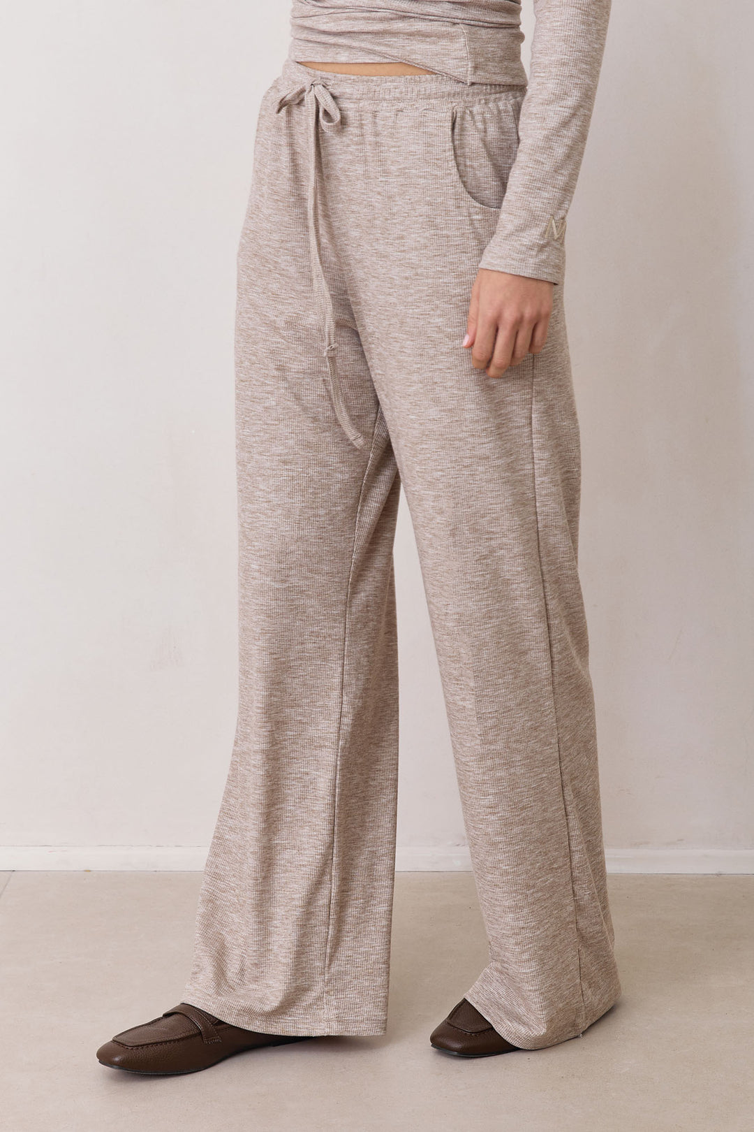 מכנסי ריב מייקי גזרה ישרה | מוקה