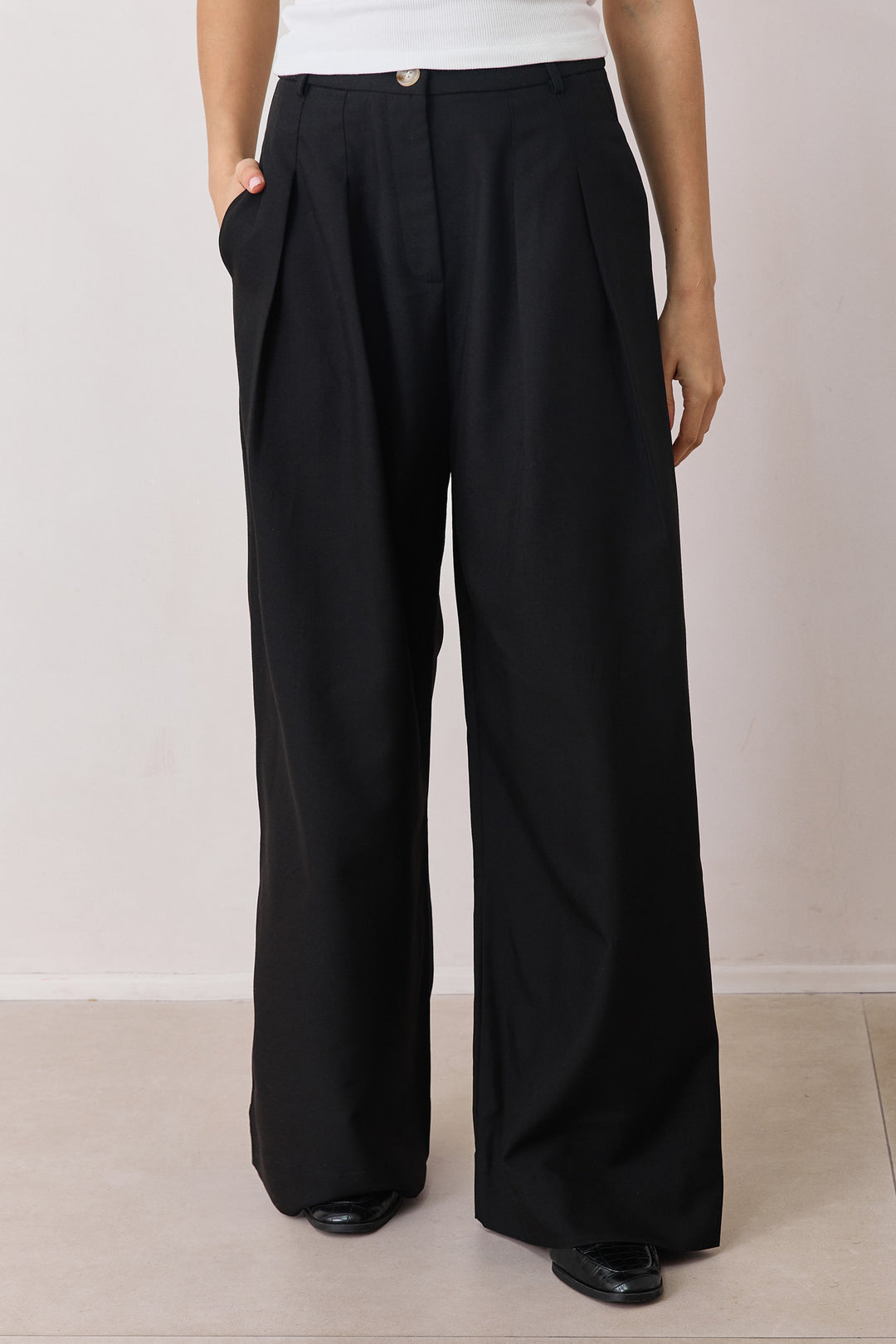 מכנסיים מחויטים דונה גזרה רחבה | שחור