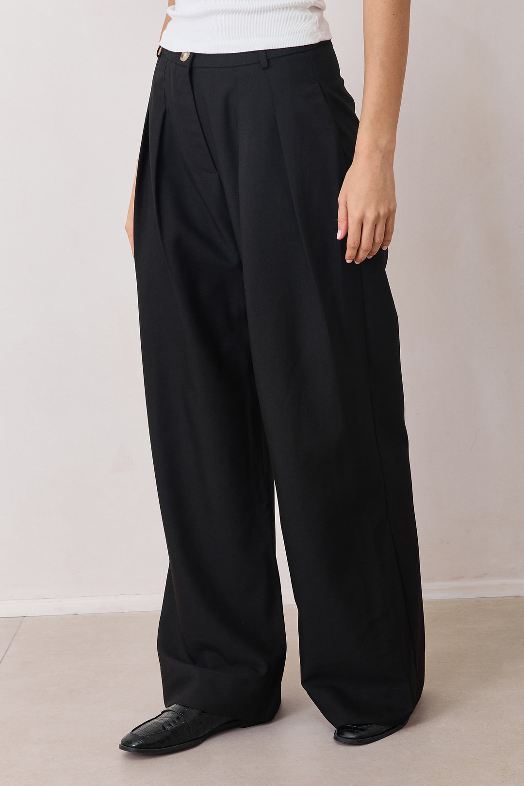 מכנסיים מחויטים דונה גזרה רחבה | שחור