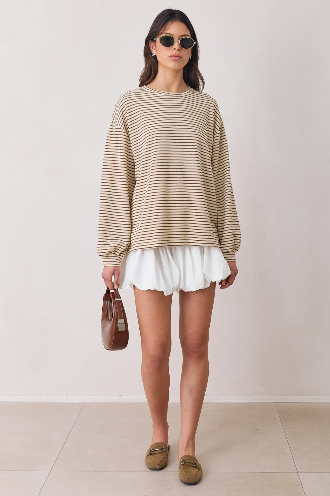 חולצת קרלי סטרייפס גזרה אוברסייזית | בז׳/ חום
