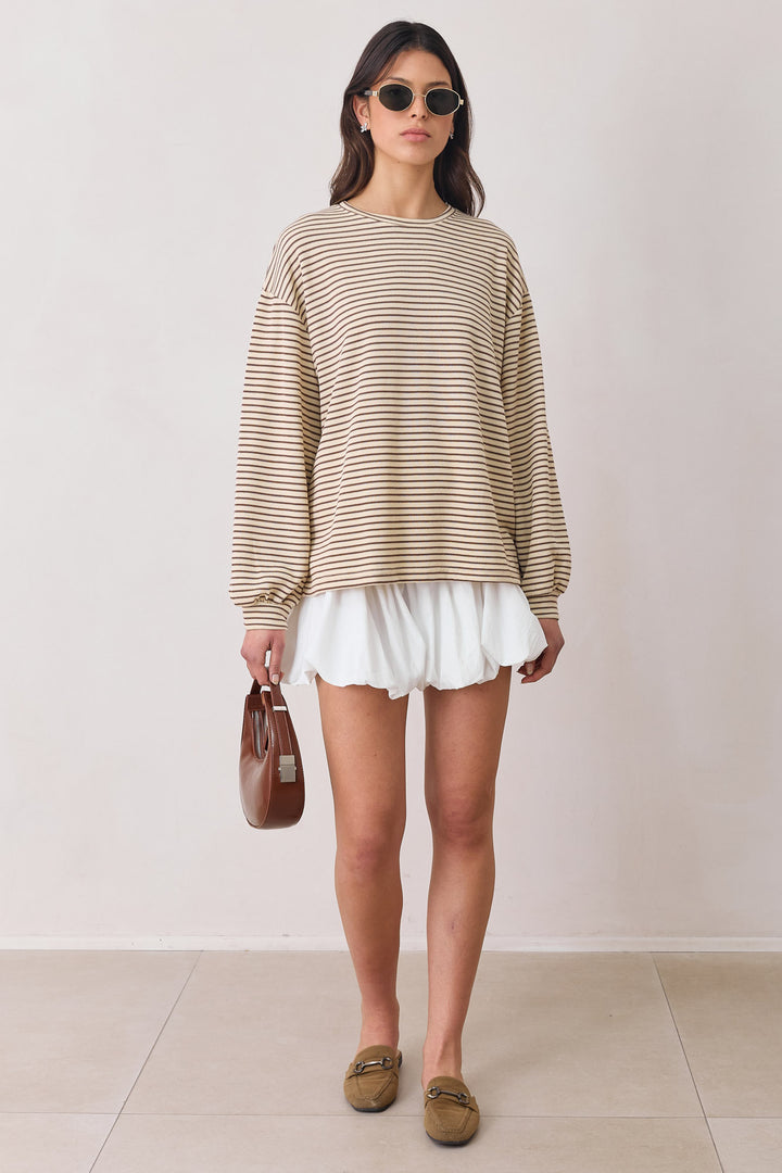 חולצת קרלי סטרייפס גזרה אוברסייזית | בז׳/ חום