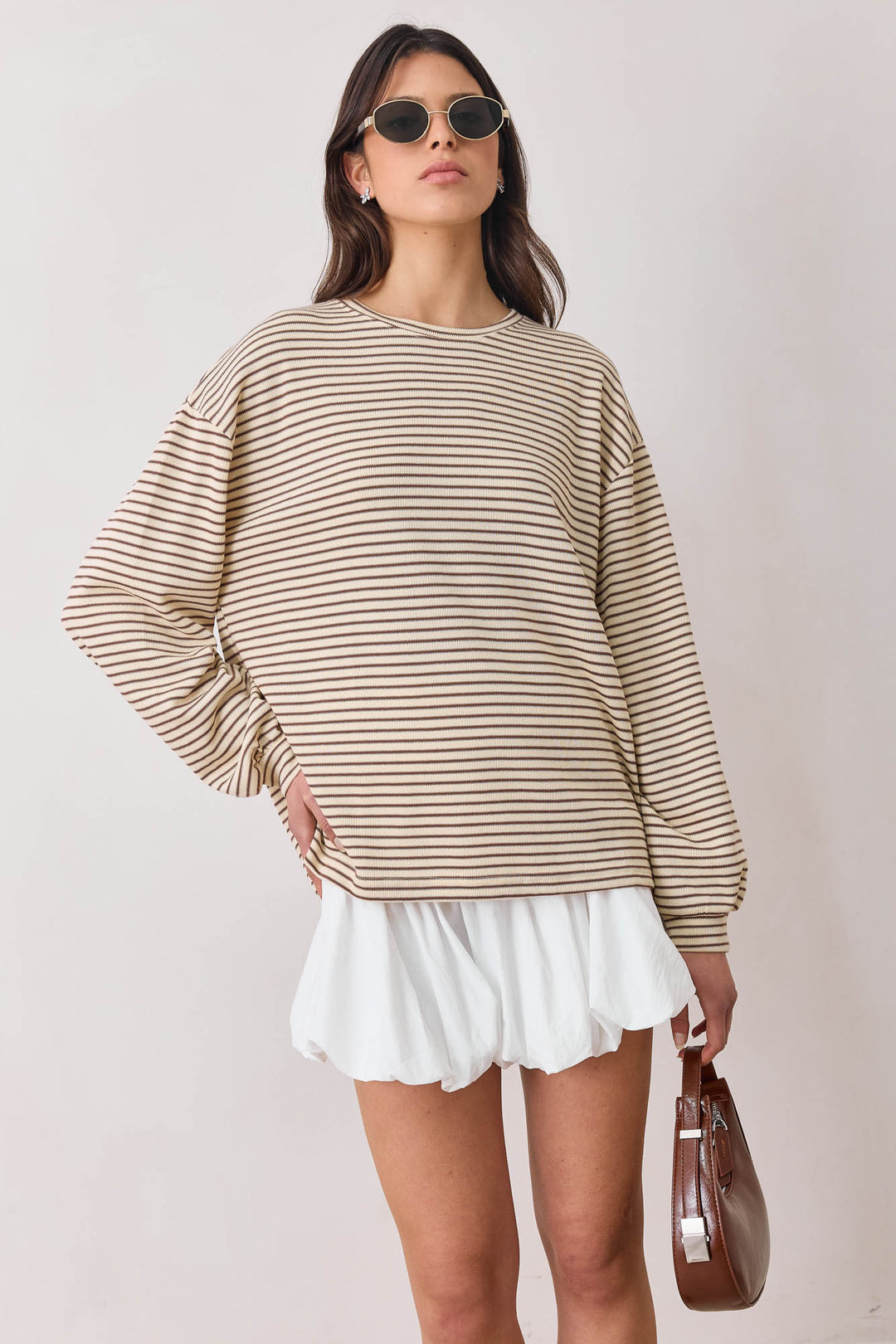חולצת קרלי סטרייפס גזרה אוברסייזית | בז׳/ חום