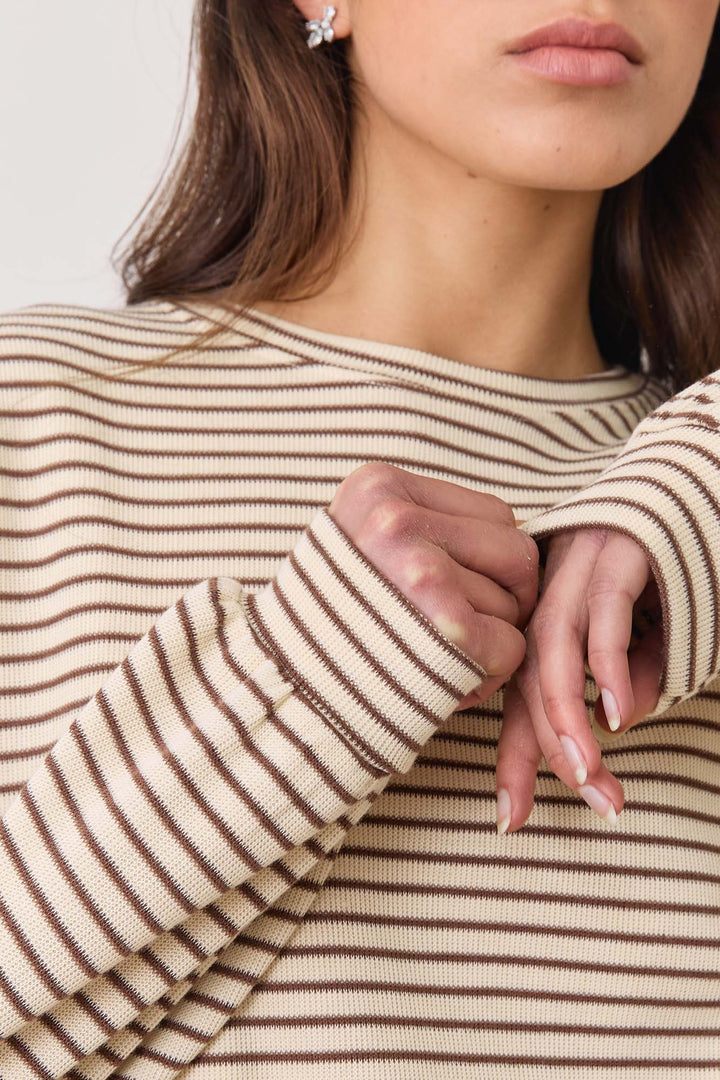 חולצת קרלי סטרייפס גזרה אוברסייזית | בז׳/ חום