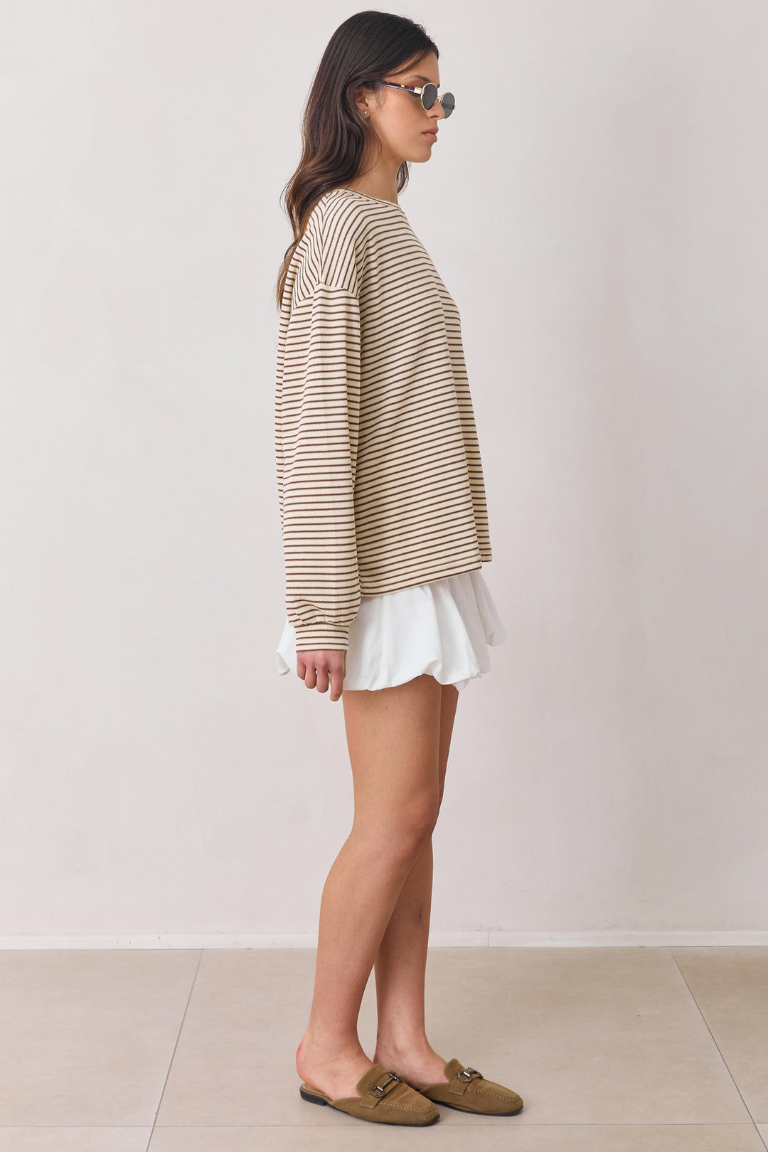 חולצת קרלי סטרייפס גזרה אוברסייזית | בז׳/ חום