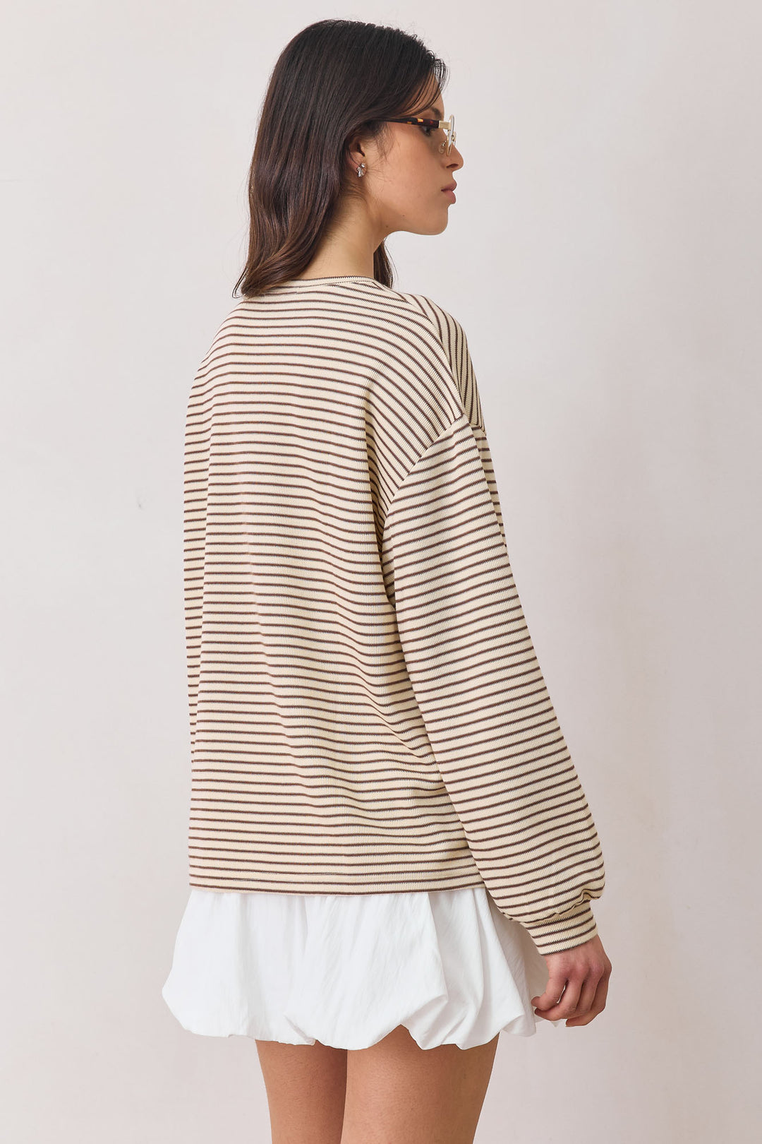 חולצת קרלי סטרייפס גזרה אוברסייזית | בז׳/ חום