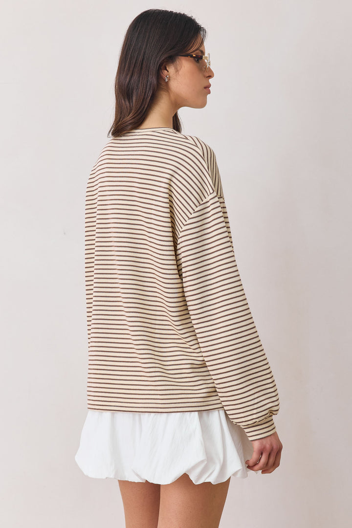 חולצת קרלי סטרייפס גזרה אוברסייזית | בז׳/ חום