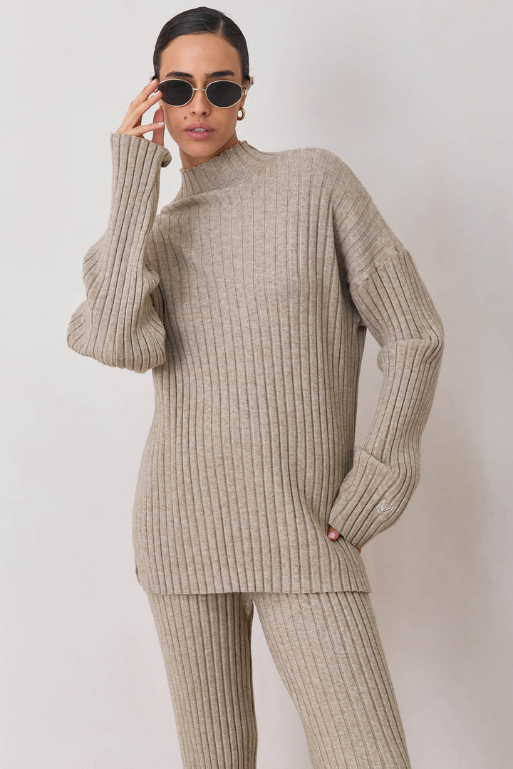 חליפת סריג אניה בשילוב רקמת לוגו | בז'