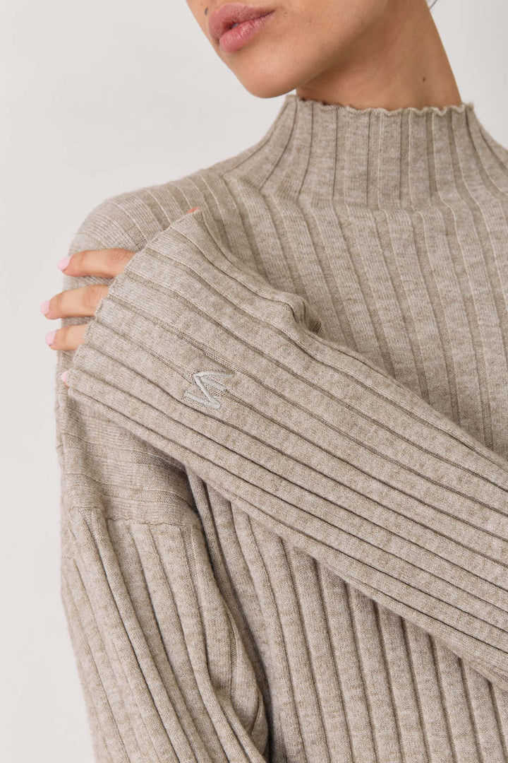 חליפת סריג אניה בשילוב רקמת לוגו | בז'