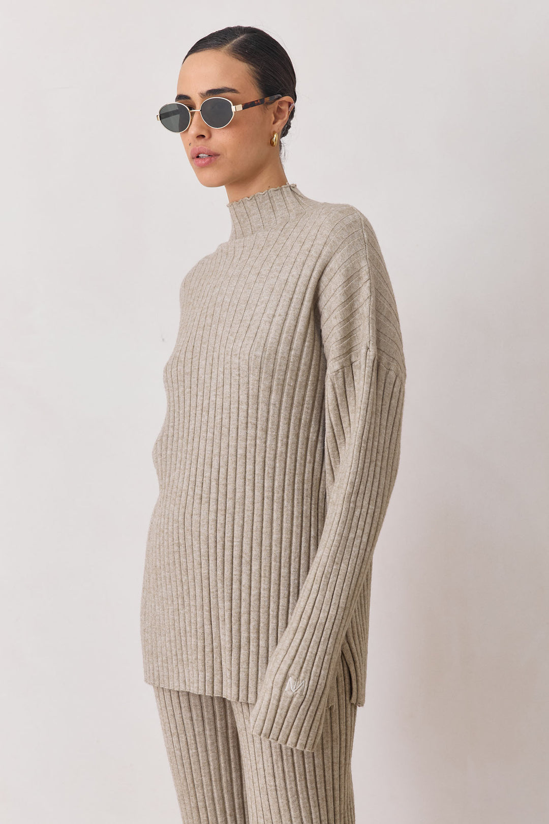 חליפת סריג אניה בשילוב רקמת לוגו | בז'