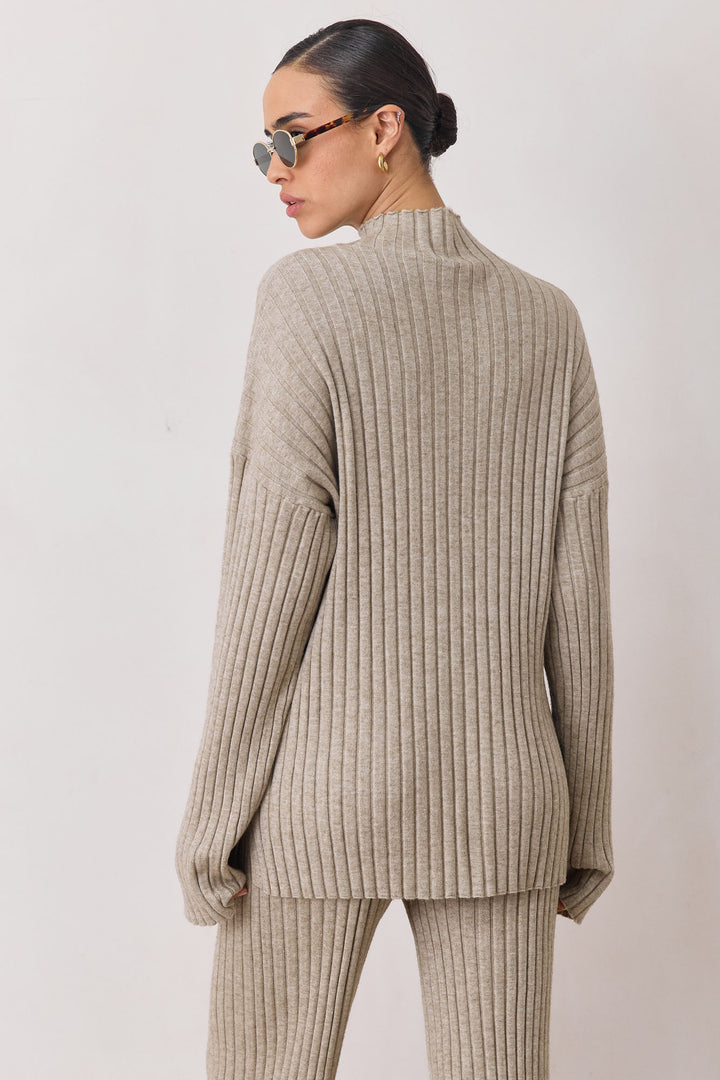 חליפת סריג אניה בשילוב רקמת לוגו | בז'