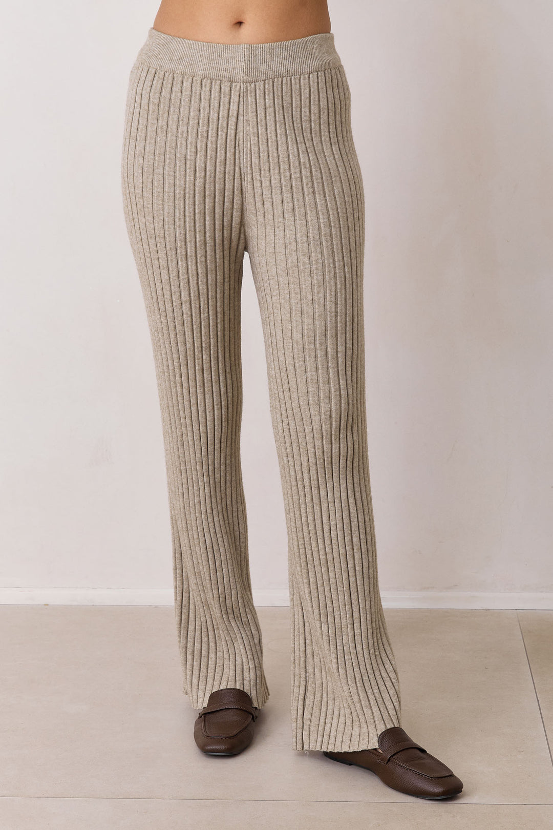 חליפת סריג אניה בשילוב רקמת לוגו | בז'