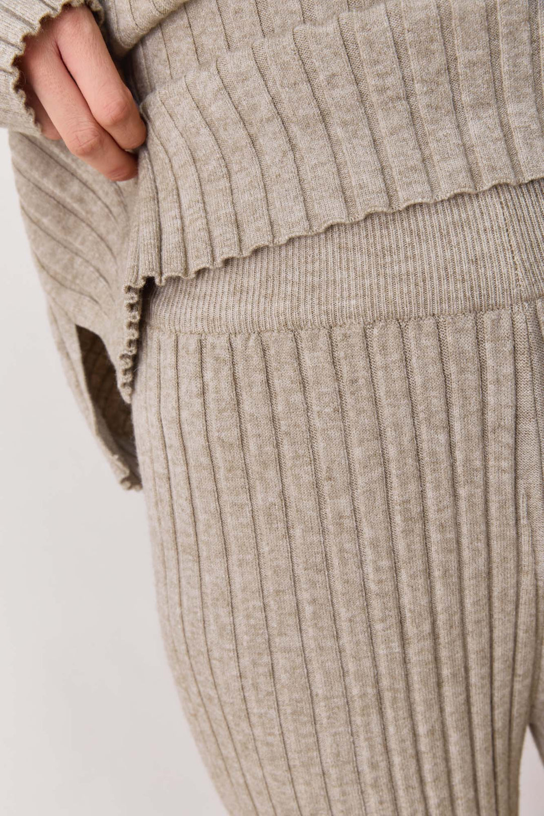 חליפת סריג אניה בשילוב רקמת לוגו | בז'