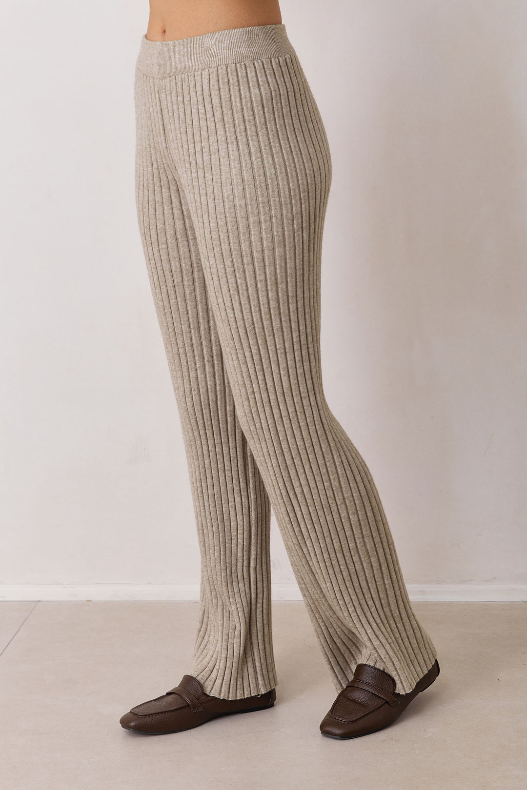 חליפת סריג אניה בשילוב רקמת לוגו | בז'