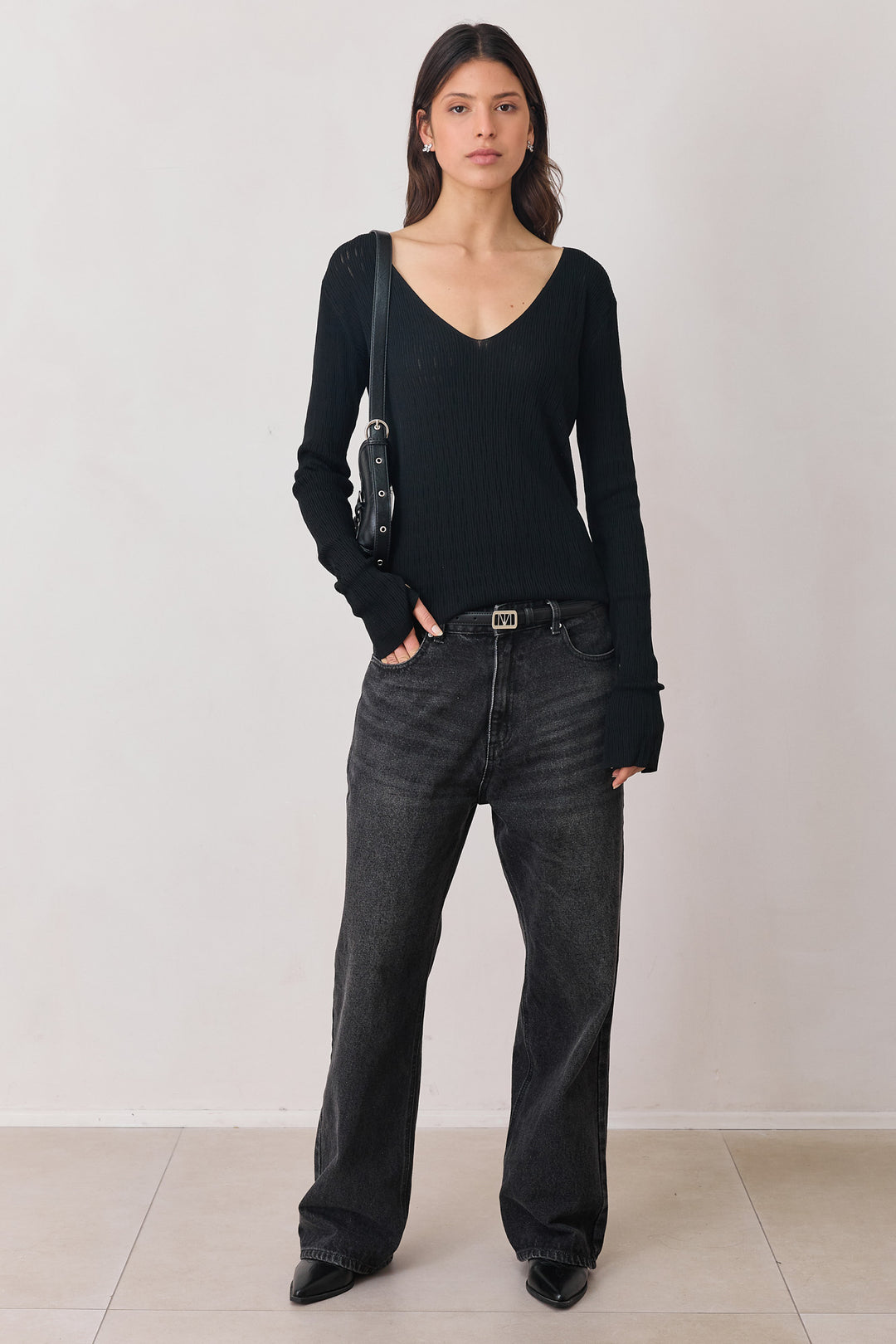 חולצת ניל עם טקסטורה ושסע בשרוול | שחור