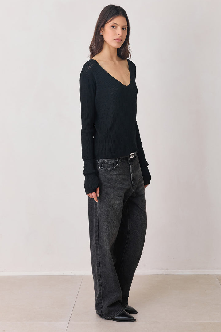 חולצת ניל עם טקסטורה ושסע בשרוול | שחור