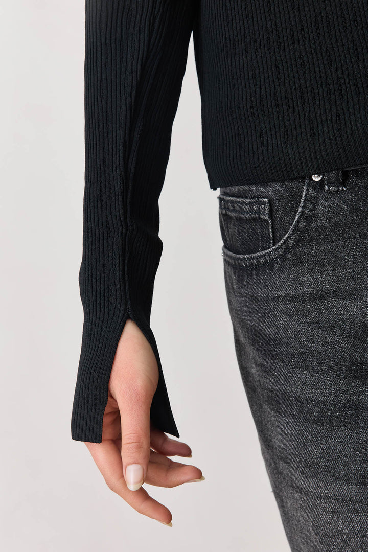 חולצת ניל עם טקסטורה ושסע בשרוול | שחור