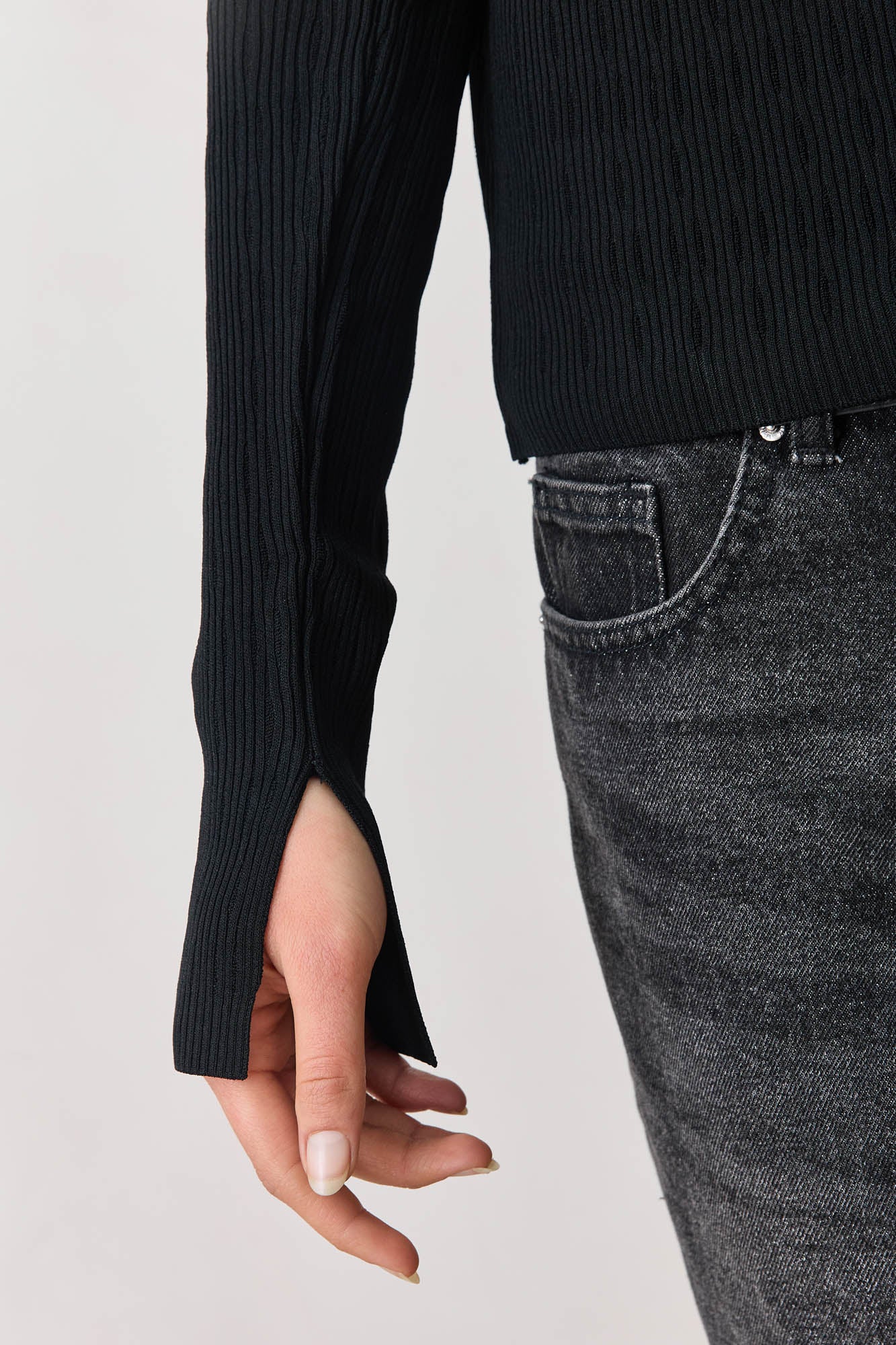 חולצת ניל עם טקסטורה ושסע בשרוול | שחור