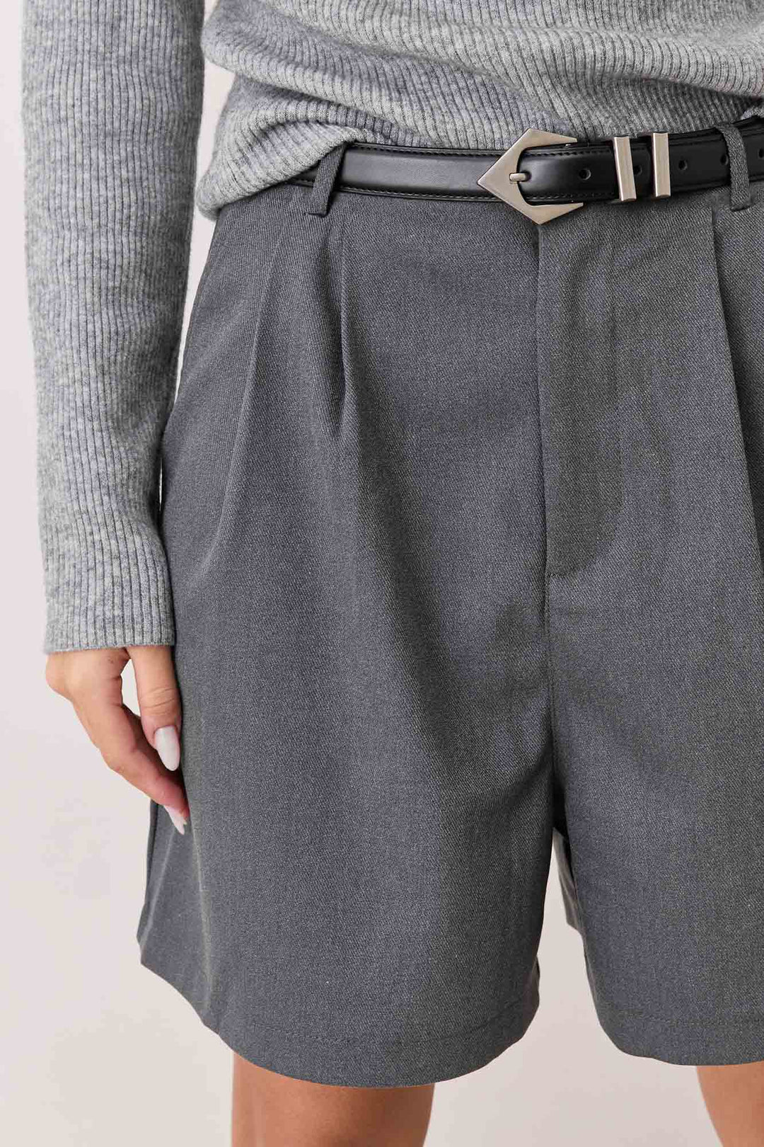 מכנסי ברמודה סמואל עם קפלים | אפור