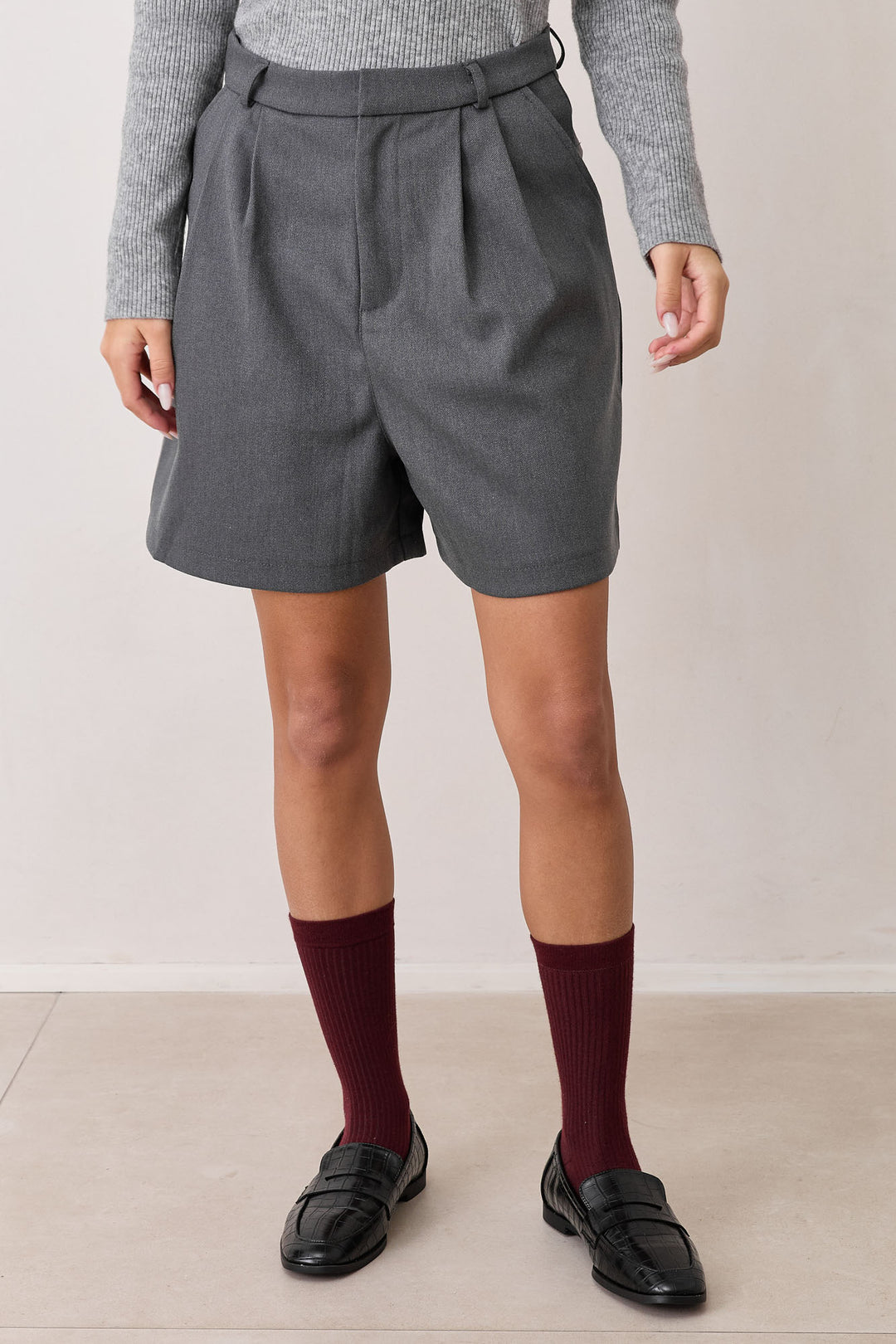 מכנסי ברמודה סמואל עם קפלים | אפור