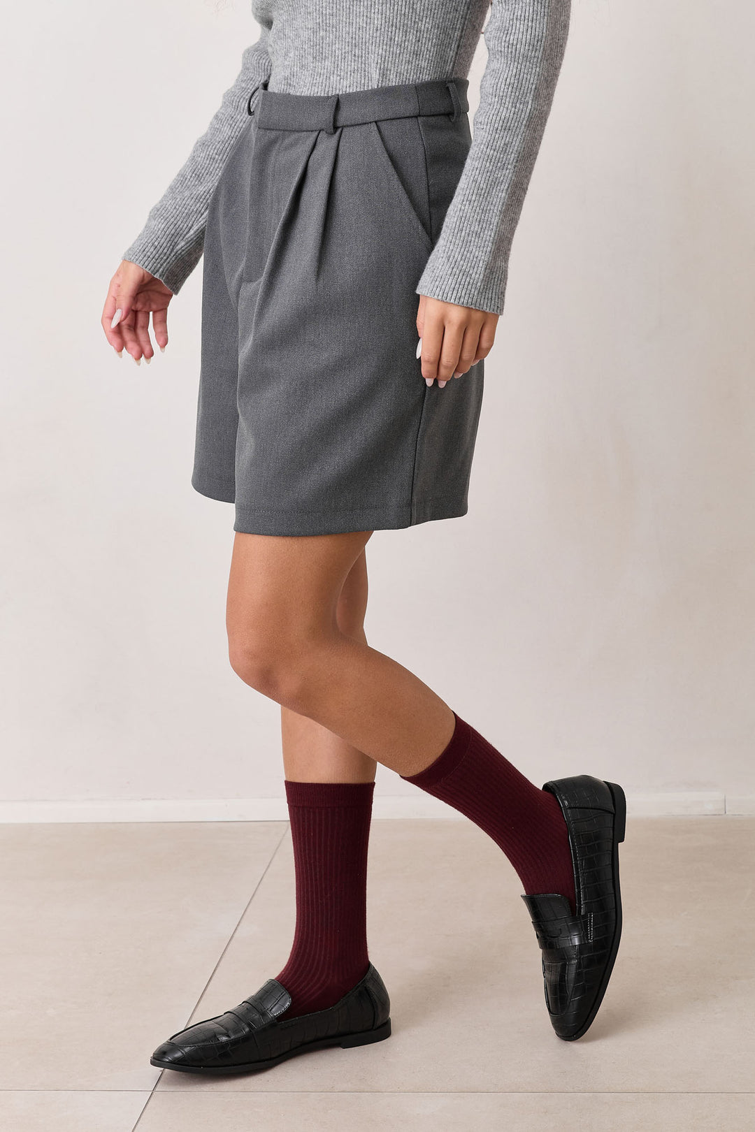 מכנסי ברמודה סמואל עם קפלים | אפור