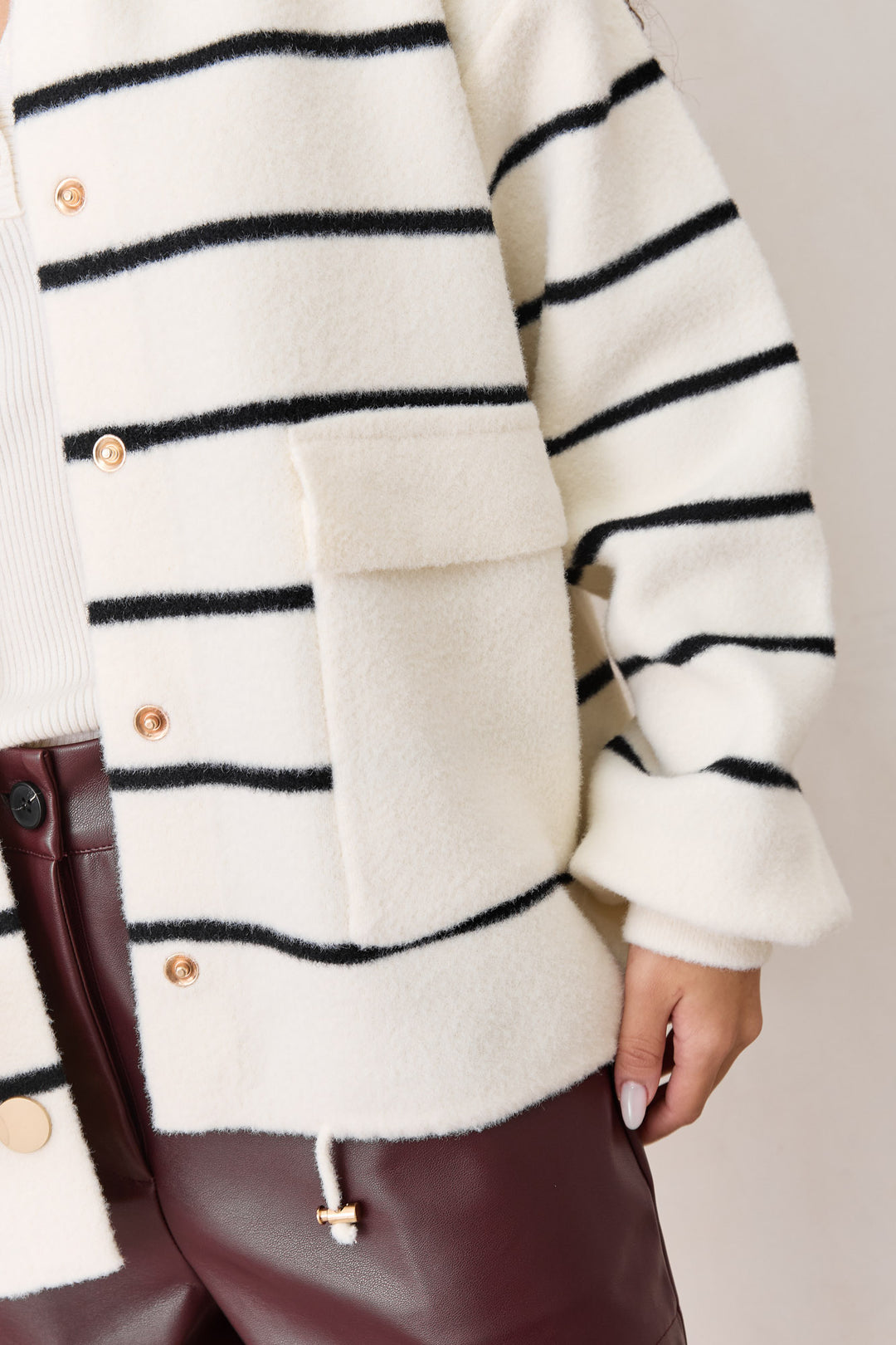 מעיל צמר בילי סטרייפס בשילוב קפוצ'ון | שמנת/שחור